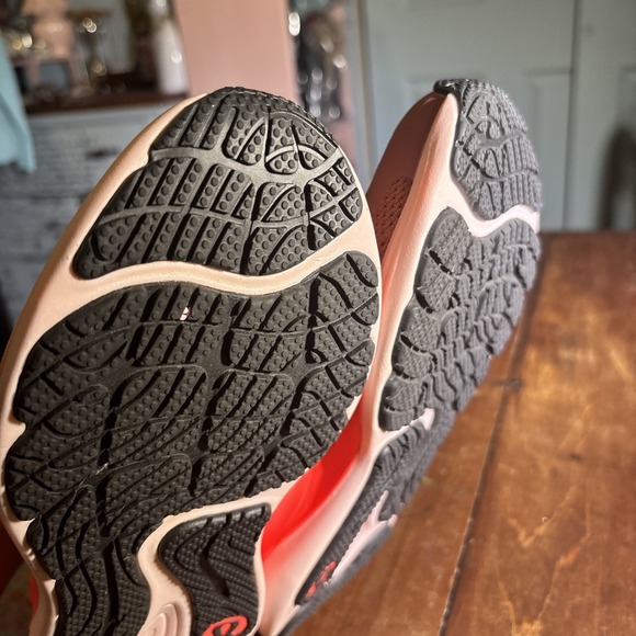 Lululemon Bliss feel Running Shoes Sz 6. Pink EUC - Picture 9 of 9